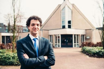‘Kerk mag maatschappij triggeren’
NIJKERK Dominee J.J.G. den Boer is met zijn 28 jaar misschien wel de jongste predikant van Nijkerk. Hij deed op 8 januari dit jaar intrede in de Christelijke Gereformeerde Kerk van Nijkerk.
